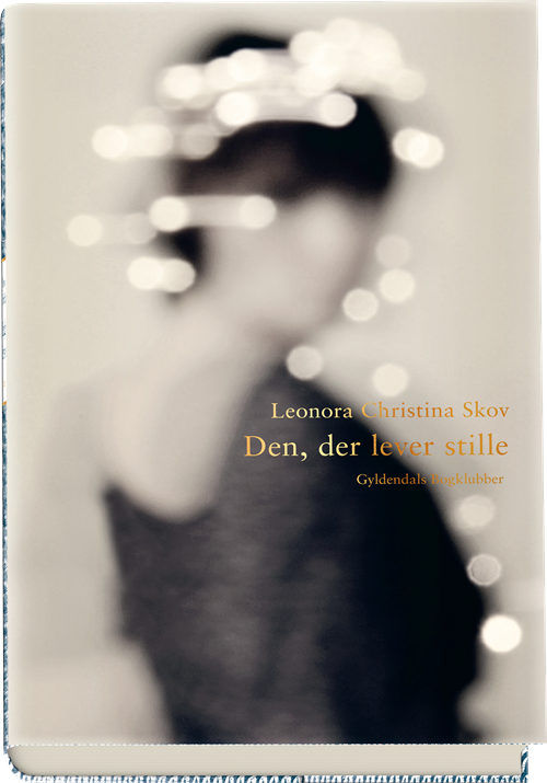 Cover for Leonora Christina Skov · Den, der lever stille (Inbunden Bok) [1:a utgåva] (2018)