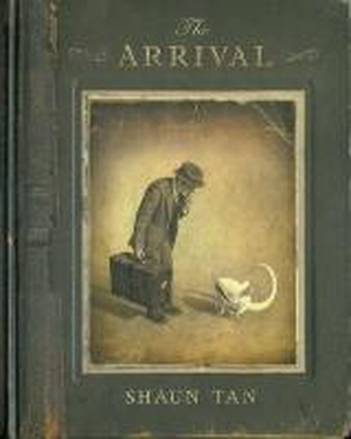 Cover for Shaun Tan · The Arrival (Paperback Bog) (2014)