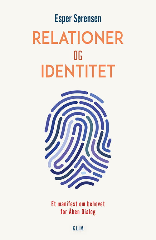 Relationer og identitet - Esper Sørensen - Livres - Klim - 9788772048871 - 22 octobre 2022