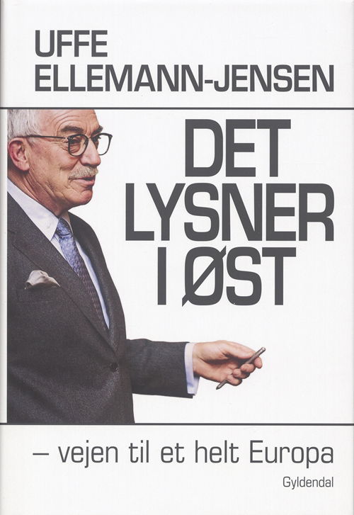 Cover for Uffe Ellemann-Jensen · Det lysner i øst (Gebundesens Buch) [1. Ausgabe] [Indbundet] (2006)