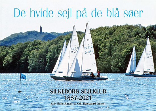 Cover for Kurt Balle Jensen &amp; Keld Dalsgaard Larsen · De hvide sejl på de blå søer (Hardcover Book) [1. Painos] (2021)