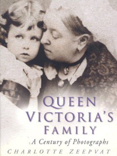 Cover for Charlotte Zeepvat · Queen Victoria's Family: A Century of Photographs 1840-1940 (Innbunden bok) (2001)