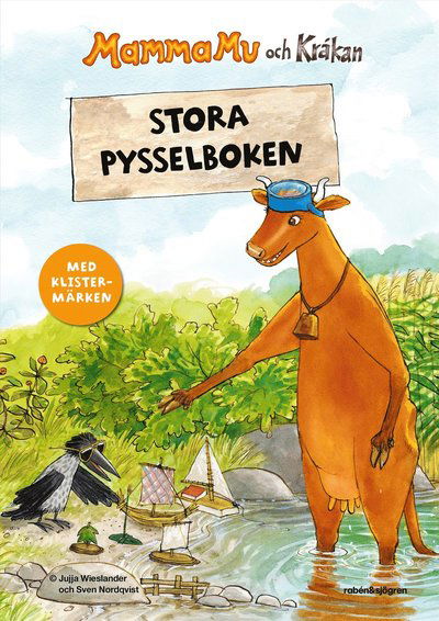 Mamma Mu och Kråkan - Stora pysselboken : med klistermärken - Jujja Wieslander - Książki - Rabén & Sjögren - 9789129743876 - 2 czerwca 2023