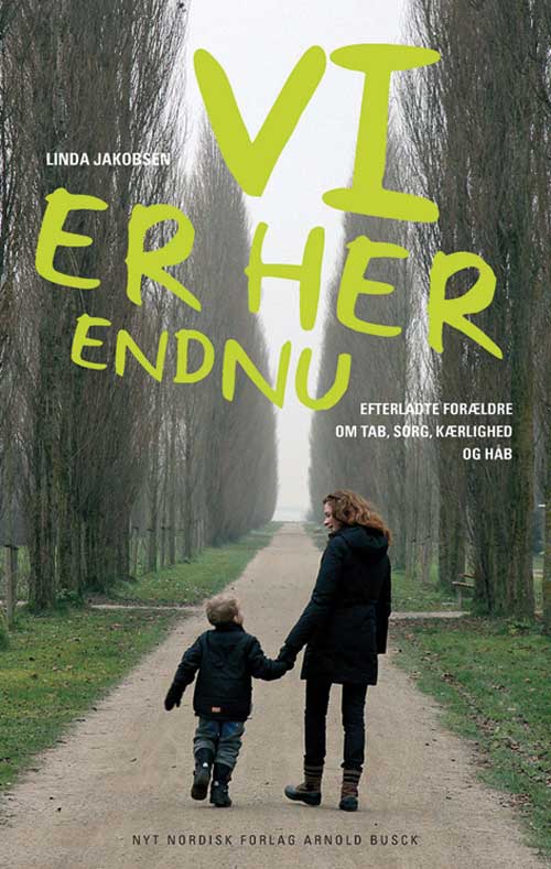 Cover for Linda Jakobsen · Vi er her endnu (Sewn Spine Book) [1st edition] (2012)