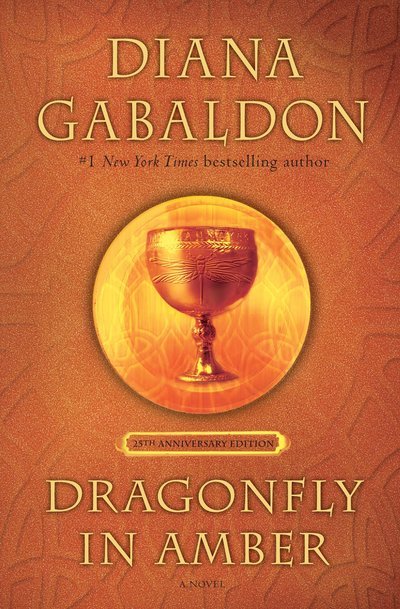 Cover for Diana Gabaldon · Dragonfly in Amber (25th Anniversary Edition): A Novel - Outlander Anniversary Edition (Hardcover bog) (2017)