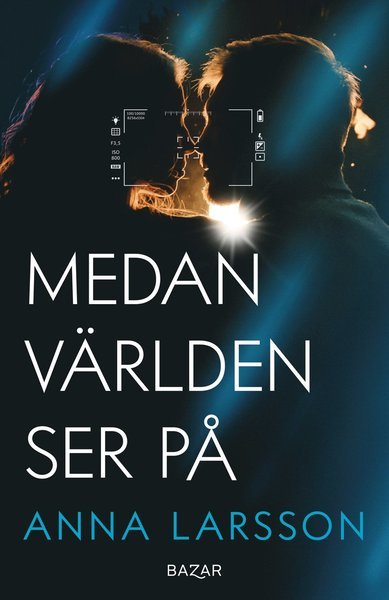 Cover for Anna Larsson · Medan världen ser på (Bound Book) (2021)