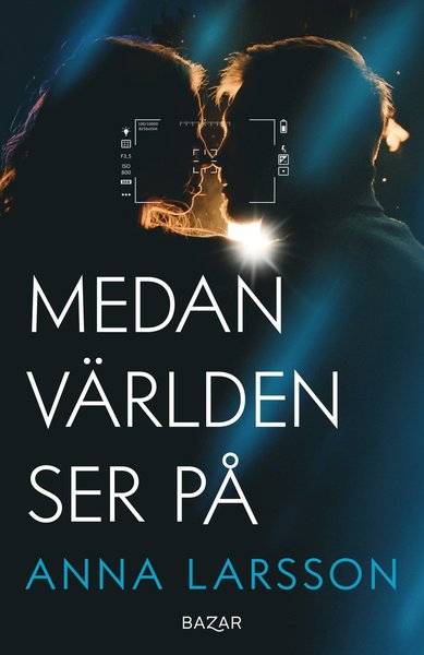 Cover for Anna Larsson · Medan världen ser på (Gebundesens Buch) (2021)