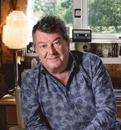Cover for Stuart Maconie · WITH A LITTLE HELP FROM THEIR FRIENDS: The Beatles Changed the World. but Who Changed Theirs? (Taschenbuch) (2026)