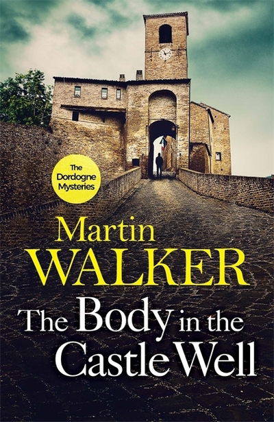 Cover for Martin Walker · The Body in the Castle Well: The Dordogne Mysteries 12 - The Dordogne Mysteries (Taschenbuch) (2020)