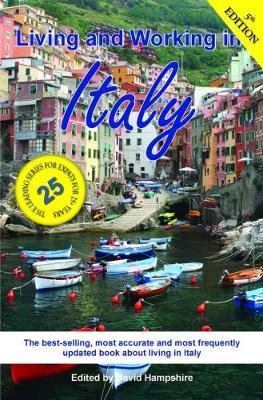 Cover for Vv Aa · Living and working in Italy (Pocketbok) [5 Revised edition] (2017)