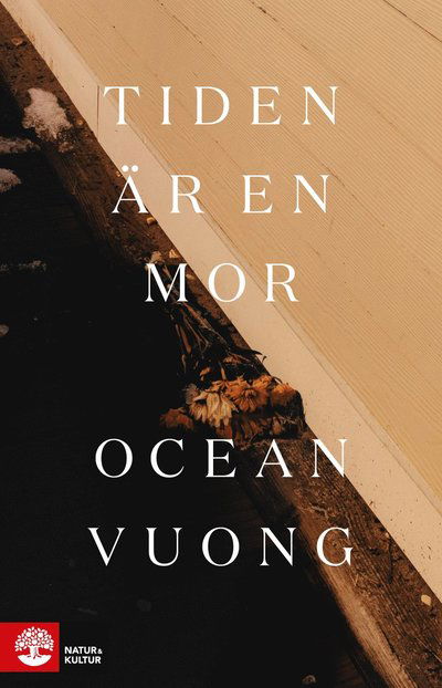 Cover for Ocean Vuong · Tiden är en mor (Indbundet Bog) (2022)
