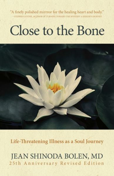 Cover for Jean Shinoda Bolen · Close to the Bone: Life-Threatening Illness as a Soul Journey (Pocketbok) (2021)