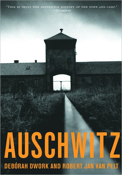 Auschwitz - Dwork, Deborah (CUNY) - Livros - WW Norton & Co - 9780393322910 - 1 de abril de 2002
