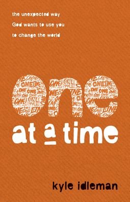 Cover for Kyle Idleman · One at a Time – The Unexpected Way God Wants to Use You to Change the World (Paperback Book) (2022)