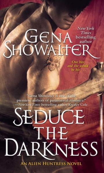 Cover for Gena Showalter · Seduce the Darkness (Paperback Book) (2015)