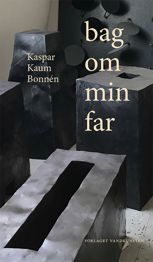 Bag Om Min Far - Kaspar Bonnén - Livros - Forlaget Vandkunsten - 9788776955915 - 28 de abril de 2020