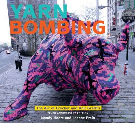 Yarn Bombing: The Art of Crochet and Knit Graffiti: Tenth Anniversary Edition - Mandy Moore - Bøker - Arsenal Pulp Press - 9781551527918 - 28. mai 2020