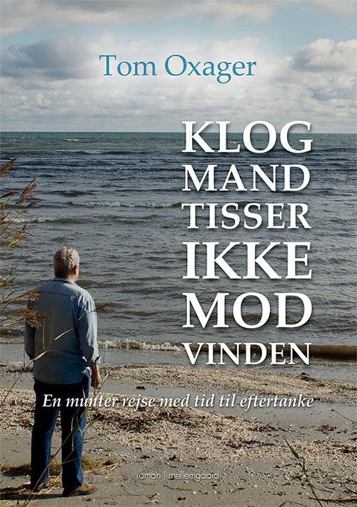 Cover for Tom Oxager · Klog mand tisser ikke mod vinden (Buch) [1. Ausgabe] (2016)