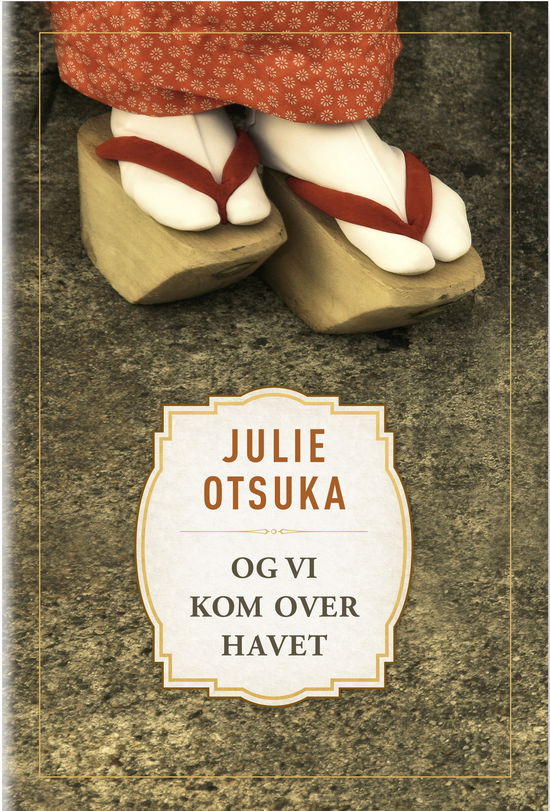 Cover for Julie Otsuka · Og vi kom over havet (Bound Book) [1st edition] [Indbundet] (2014)