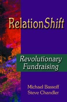 RelationShift: Revolutionary Fundraising - Steve Chandler - Bøger - Robert D. Reed Publishers - 9781885003935 - 2010