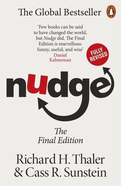 Nudge: Improving Decisions About Health, Wealth and Happiness - Richard H. Thaler - Libros - Penguin Books Ltd - 9780141999937 - 25 de agosto de 2022