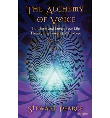 The Alchemy of Voice: Transform and Enrich Your Life Through the Power of Your Voice - Stewart Pearce - Książki - Findhorn Press Ltd - 9781844091942 - 1 czerwca 2010