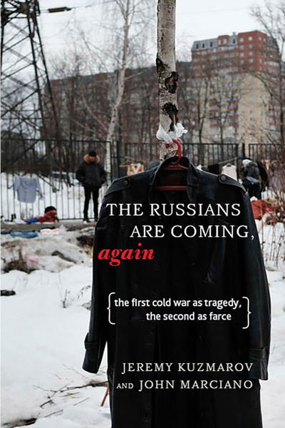 Russians Are Coming, Again: The First Cold War as Tragedy, the Second as Farce - Jeremy Kuzmarov - Bøger - Monthly Review Press,U.S. - 9781583676943 - 22. maj 2018
