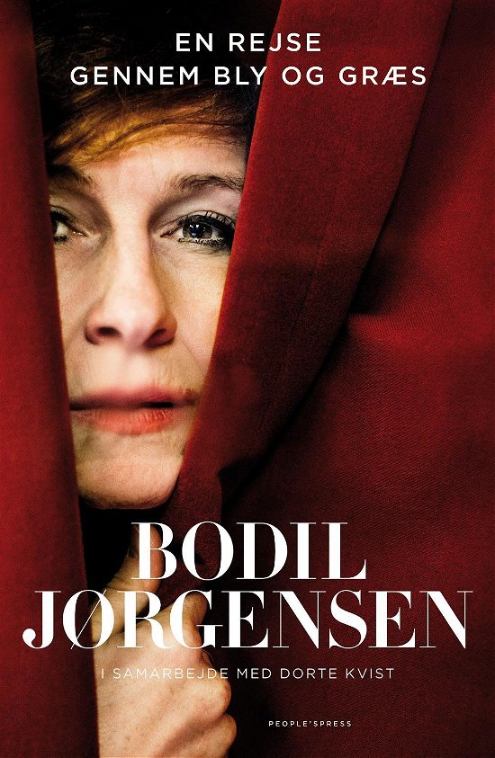 En rejse gennem bly og græs - Bodil Jørgensen i samarbejde med Dorte Kvist - Bøger - People'sPress - 9788771373943 - 28. oktober 2014