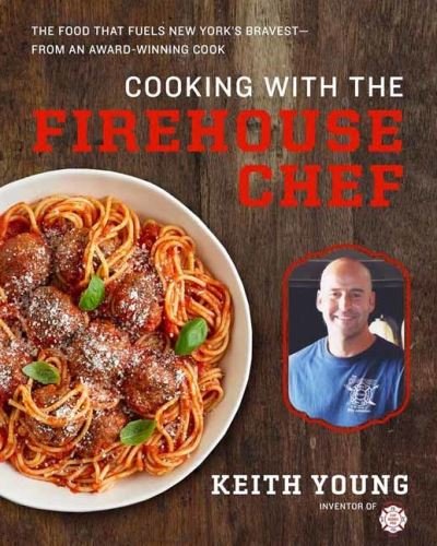 Cooking with the Firehouse Chef: The Food that Fuels New York’s Bravest - Keith Young - Livros - Weldon Owen - 9781681887944 - 7 de setembro de 2021
