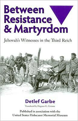 Cover for Detlef Garbe · Between Resistance and Martyrdom: Jehovah's Witnesses in the Third Reich (Paperback Book) (2008)