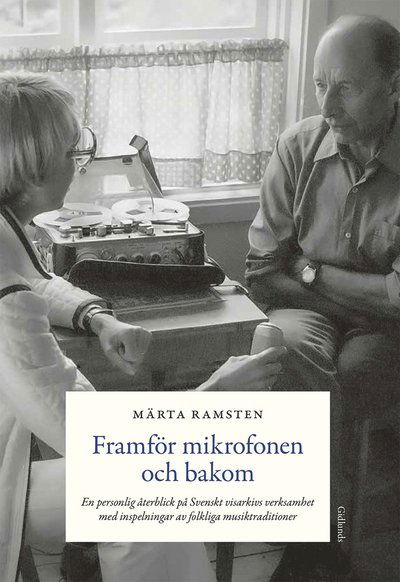 Framför mikrofonen och bakom - Märta Ramsten - Books - Gidlunds förlag - 9789178444946 - October 28, 2022