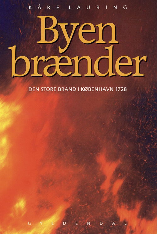 Cover for Kåre Lauring · Byen brænder (Sewn Spine Book) [1.º edición] (2003)