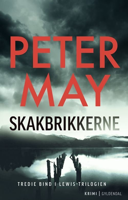 Cover for Peter May · Lewis-trilogien: Skakbrikkerne (Heftet bok) [1. utgave] (2023)