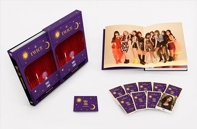 Twice Monograph (Yes or Yes) - Twice - Livres - JYP ENTERTAINMENT - 8809634264954 - 1 mars 2019