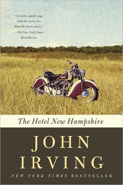 Cover for John Irving · The Hotel New Hampshire (Ballantine Reader's Circle) (Pocketbok) [Reprint edition] (2018)