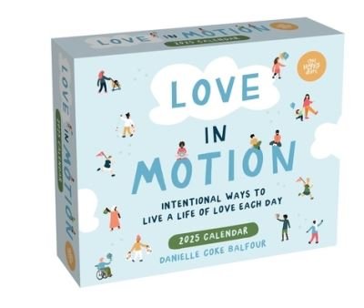 Love In Motion 2025 Day-to-Day Calendar: Intentional Ways to Live a Life of Love Each Day - Danielle Coke Balfour - Marchandise - Andrews McMeel Publishing - 9781524888954 - 13 août 2024
