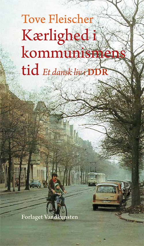 Kærlighed i kommunismens tid - Tove Fleischer - Books - Forlaget Vandkunsten - 9788776954956 - October 17, 2017