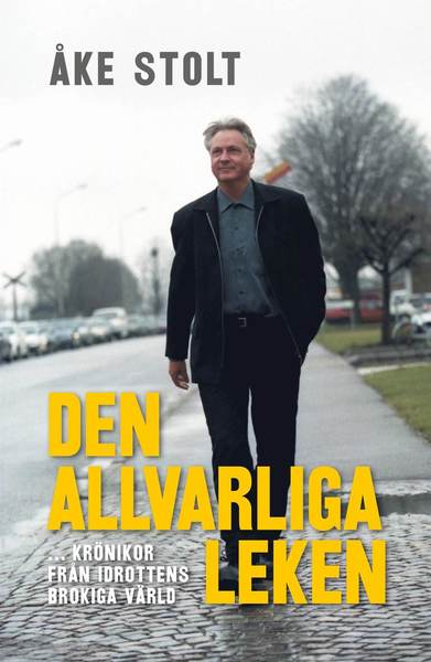 Cover for Åke Stolt · Den allvarliga leken : krönikor från idrottens brokiga värld (Hardcover Book) (2018)