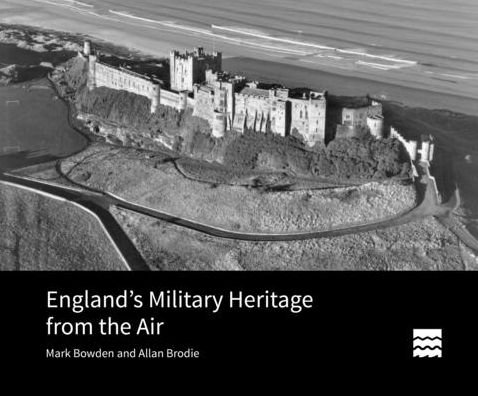 England’s Military Heritage from the Air - Historic England - Mark Bowden - Livros - Liverpool University Press - 9781835536957 - 28 de agosto de 2024
