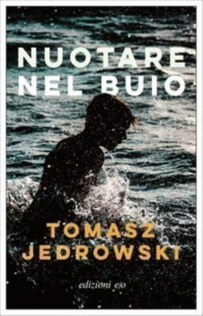 Nuotare nel buio - Tomasz Jedrowski - Książki - E/O - 9788833573960 - 9 stycznia 2022