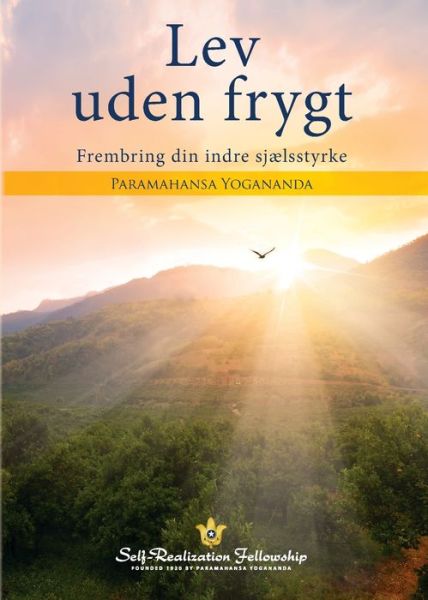 Cover for Paramahansa Yogananda · Living Fearlessly (Danish) (Paperback Bog) (2021)