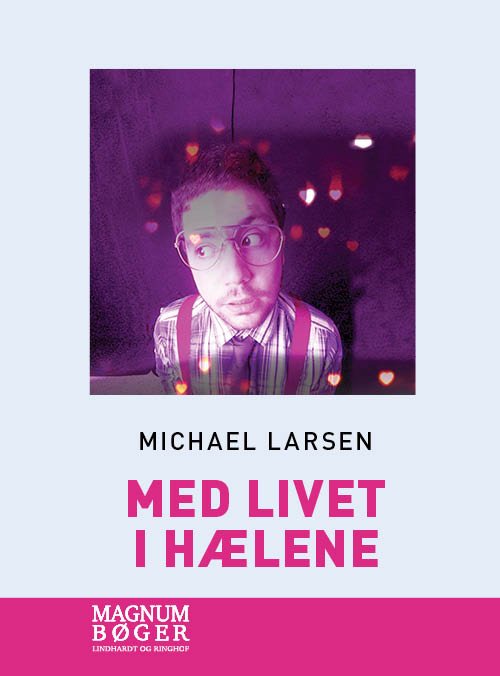 Cover for Michael Larsen · Med livet i hælene (Storskrift) (Bound Book) [4th edition] (2019)
