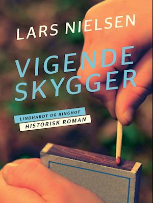 Cover for Lars Nielsen · Vigende skygger (Sewn Spine Book) [1st edition] (2019)