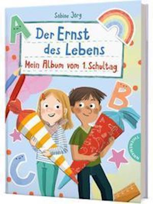 Cover for Sabine Jörg · Der Ernst des Lebens: Mein Album vom 1. Schultag (Hardcover Book) (2022)