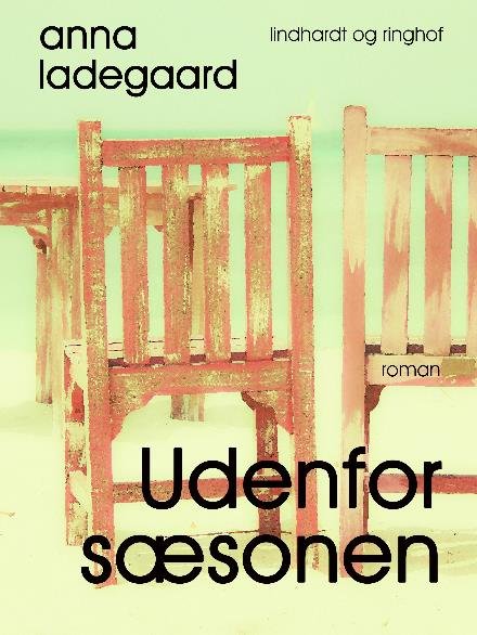 Cover for Anna Ladegaard · Udenfor sæsonen (Sewn Spine Book) [1th edição] (2017)