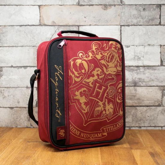 Harry Potter: Hogwarts Crest Deluxe Burgundy Two Pocket Lunch Bag - Blue Sky - Merchandise - HUT - 5060718143975 - 23. November 2022