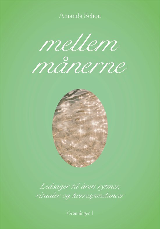 Cover for Amanda Schou · Mellem månerne (Sewn Spine Book) [1. Painos] (2024)