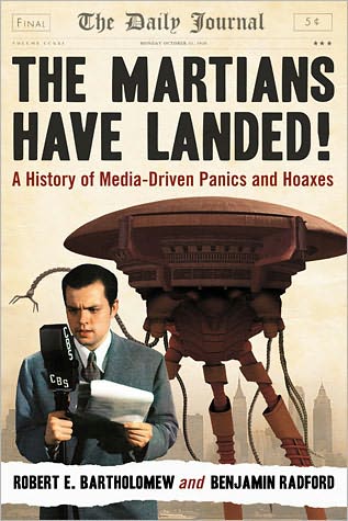 Cover for Robert E. Bartholomew · The Martians Have Landed!: A History of Media-Driven Panics and Hoaxes (Paperback Book) (2011)