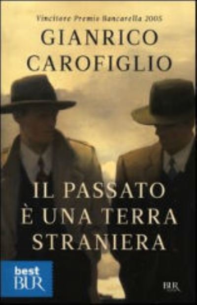 Cover for Gianrico Carofiglio · Il passato e una terra straniera (Paperback Book) (2013)