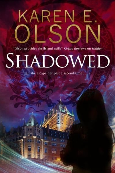Cover for Karen E. Olson · Shadowed - A Black Hat Thriller (Hardcover Book) [Large type / large print edition] (2016)
